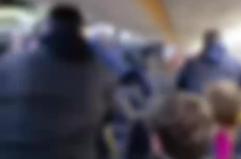 Tensione tra tifosi e calciatori del Bari sul volo Bari-Pisa: volano spinte e calci