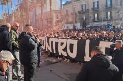 Gli ultras del Bari in piazza contro la famiglia De Laurentiis: «Chiediamo l'intervento della politica» VIDEO