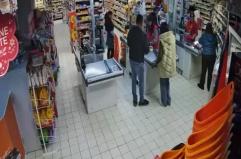 &laquo;Buonasera a tutti, dateci i soldi&raquo;: a Cerignola rapinano un supermercato armati di cacciavite, il video &egrave; virale 