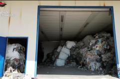 Gestivano un traffico illecito di rifiuti tra Puglia, Grecia e Bulgaria: sei arresti e sequestri da 300mila euro VIDEO