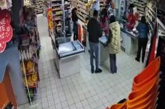 &laquo;Buonasera a tutti, dateci i soldi&raquo;: a Cerignola rapinano un supermercato armati di cacciavite, il video &egrave; virale 