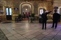 Presicce, ancora un ordigno all'ingresso del bar di Piazza Villani: è la terza volta. Artificieri sul posto VIDEO