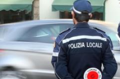 Foggia, trova un portafogli con 500 euro e lo consegna ai vigili urbani
