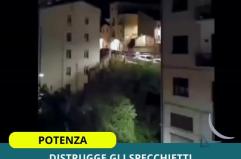 Potenza, video virale mentre nella notte distrugge gli specchietti delle auto in sosta: denunciato 25enne VIDEO