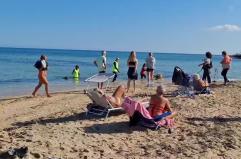 2 novembre in Puglia: tra tradizione nei cimiteri e spiagge affollate per il caldo anomalo