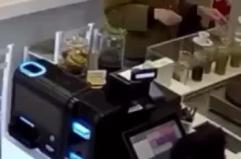 Bari, entra da Stacco per un caff&egrave; e ruba le mance dei dipendenti: &laquo;Vergogna&raquo; VIDEO