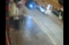 Bari, butta gi&ugrave; senza motivo i divisori di un locale in via Celentano: immortalata dalle videocamere