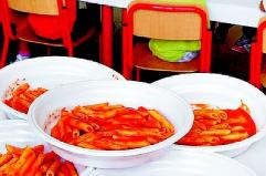 Bitonto, l&rsquo;opposizione attacca la Giunta. Le maestre: &laquo;Agli scolari servita la pasta con i vermi&raquo;