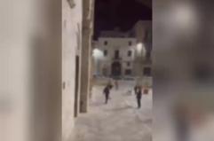 Bitonto, atti vandalici in piazza Cattedrale: minorenni lanciano un casco contro la facciata della chiesa VIDEO
