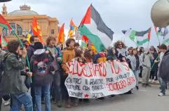 Bari, in migliaia fra cori e bandiere in piazza per Gaza