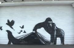 Londra, una nuova opera di Banksy scoperta allo zoo