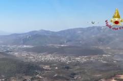 Grecia, i Canadair dei vigili in azione a Maratona per contrastare gli incendi boschivi