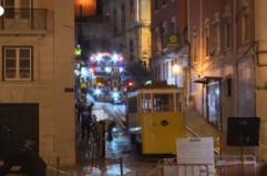 Funicolare deragliata a Lisbona, operai al lavoro per rimuovere i rottami