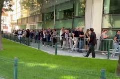 Secondo giorno di camera ardente di Armani, lunga fila dalle 7