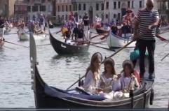 Regata storica a Venezia, sfilata di gondole sul Canal Grande