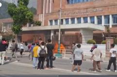Nepal, incendiata la residenza del primo ministro dimissionario