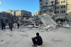 Gaza, palestinesi fra le macerie dopo l'ennesimo raid israeliano