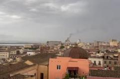 Maltempo, a fuoco un'antenna telefonica sul tetto di un palazzo a Cagliari