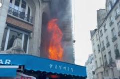 Scontri a Parigi, incendiata la facciata di un ristorante