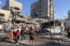 Gaza City, palestinesi fra le macerie dopo l'ennesimo raid israeliano