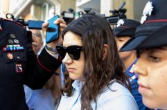 Al processo foto di un neonato, Chiara Petrolini esce dall'aula