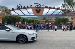 Hollywood, lavoratori dello spettacolo contro la sospensione del Jimmy Kimmel live!
