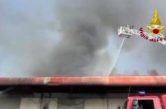 Incendio in un magazzino a Modena, Vigili del Fuoco in azione