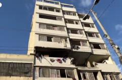Raid a Gaza City, tra le macerie di un edificio colpito