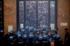 Polizia disperde i manifestanti a Milano con i lacrimogeni