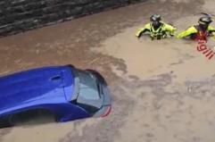 Il maltempo provoca una frana nel Comasco, coinvolta un'auto