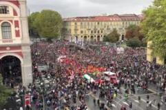 Torino in piazza per Gaza, in migliaia davanti a Porta Nuova