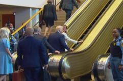 Trump arriva all'Onu, ma la scala mobile si blocca e prosegue a piedi