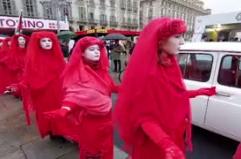 Al Salone dell'auto protesta delle Red Rebels, sfilano con la bandiera della Palestina