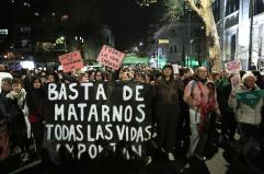 Triplo femminicidio a Buenos Aires, migliaia scendono in piazza