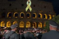 Un nastro dorato illumina il Colosseo per i bimbi malati di cancro