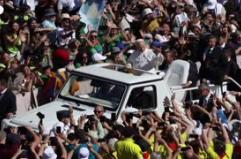 San Pietro, lungo giro tra la folla per Papa Leone