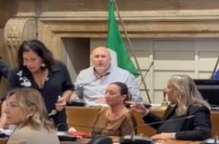 Terni, il sindaco Bandecchi contestato per le posizioni su Gaza