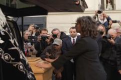 Cardinale, centinaia di persone per l'ultimo saluto a Parigi