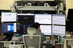 Borsa: l'Asia contrastata guarda al bilancio Usa