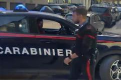 Femminicidio nel Beneventano, l'arrivo del fermato alla caserma dei carabinieri