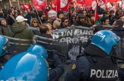 Nuovi scontri a Bologna, lacrimogeni verso manifestanti