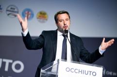 Salvini con agenti feriti, "non scioperanti ma delinquenti"