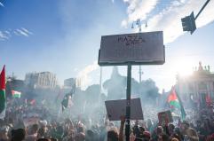 Scontri durante il corteo a Roma, idranti in azione