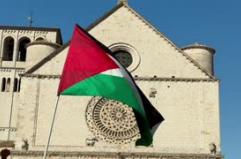 Bandiere della Palestina sul prato davanti alla Basilica di Assisi