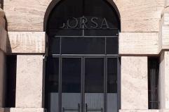 Borsa: Milano chiude debole (-0,17%), brilla Moncler, frena Stm