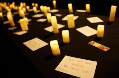 Famiglie delle vittime del 7 ottobre nel luogo dell'attacco