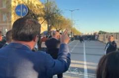 Salvini contestato a Livorno: "Calci e sputi, bloccano ministri"