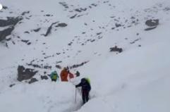 Bufera di neve sull'Everest, le operazioni per evacuare centinaia di escursionisti bloccati