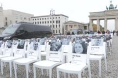 Berlino, alla Porta di Brandeburgo 1200 sedie vuote per ricordare il 7 ottobre