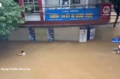 Inondazioni record in Vietnam, salvato uomo aggrappato a un albero